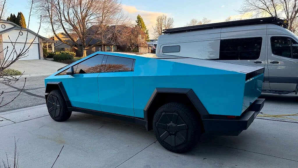 2025 Tesla Cybertruck - Photo 2