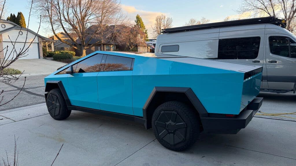 2025 Tesla Cybertruck - Photo 2