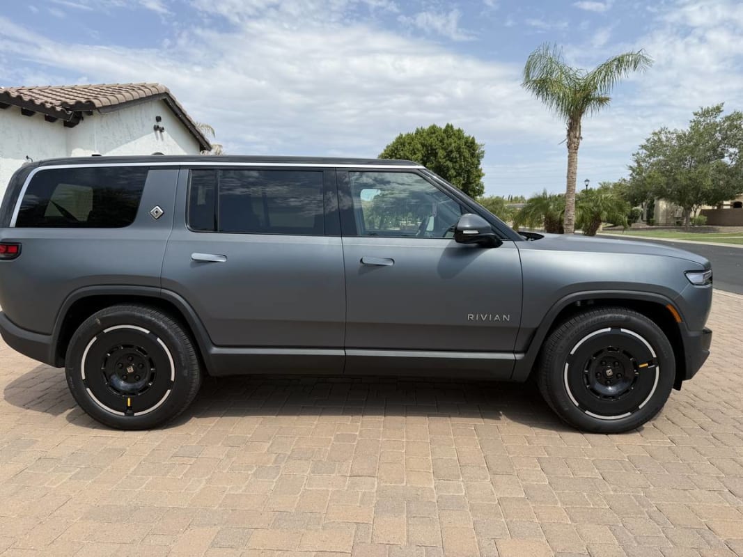 2024 Rivian R1S - Photo 2