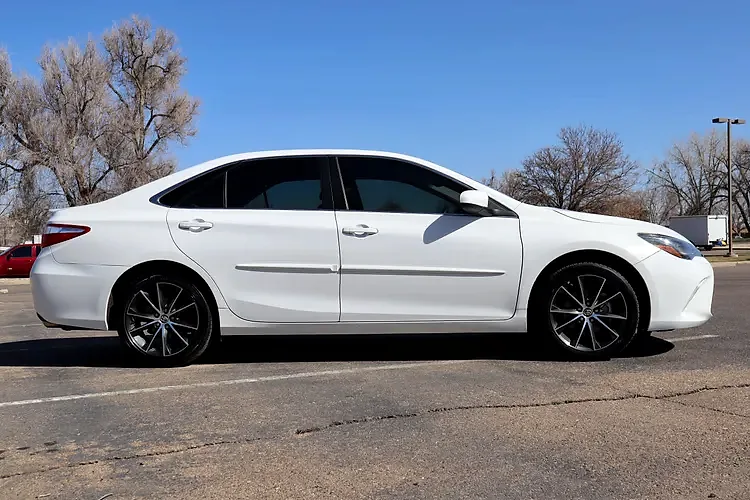 2016 Toyota Camry - Photo 2