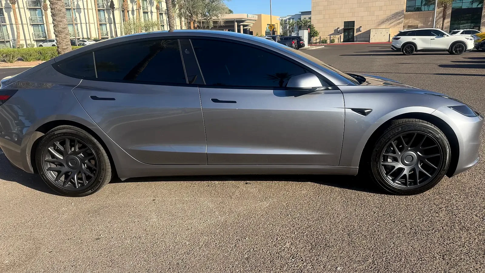 2025 Tesla Model 3 - Photo 2