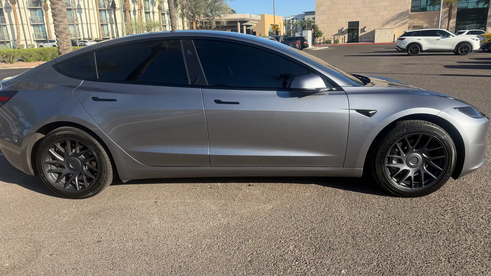 2025 Tesla Model 3 - Photo 2