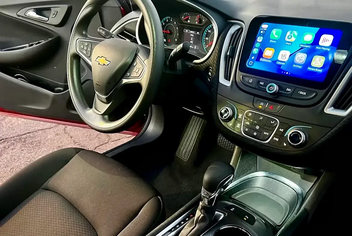 2024 Chevrolet Malibu - Photo 2