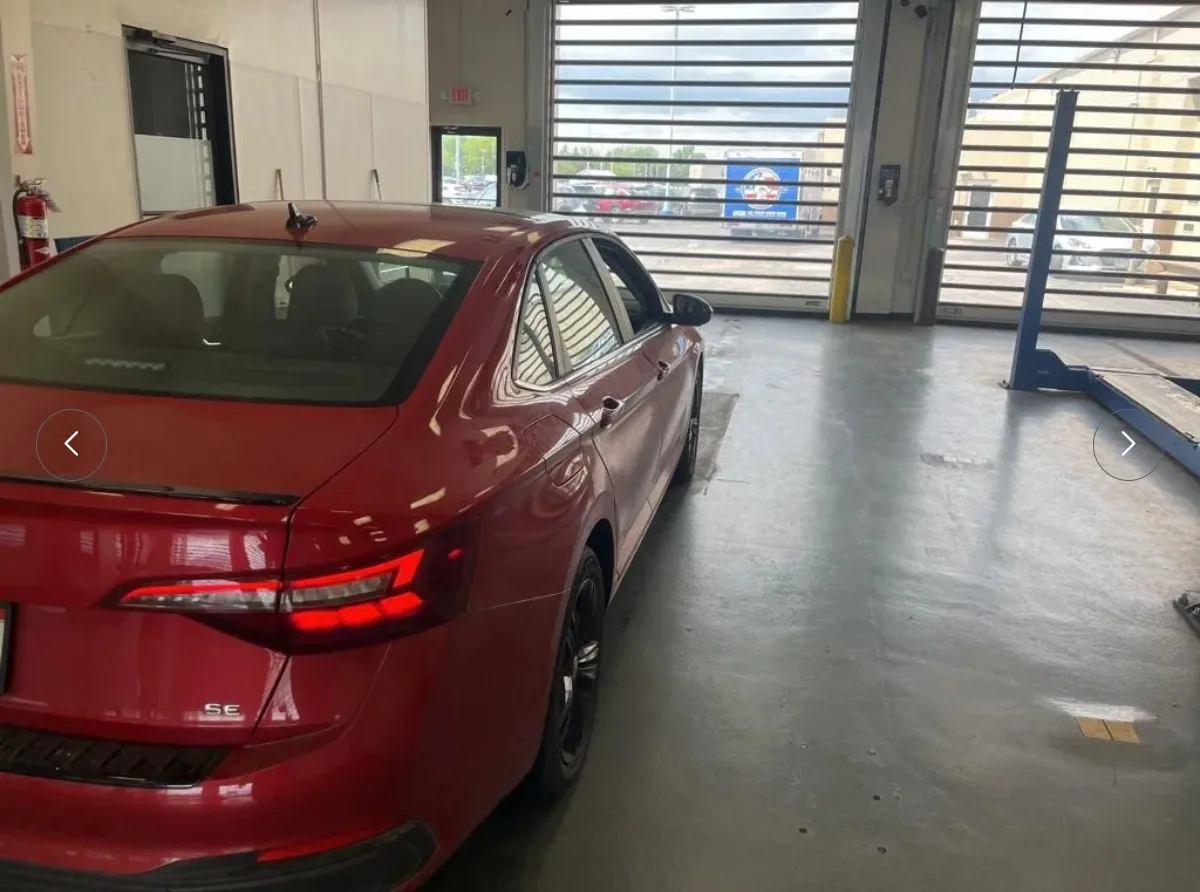 2023 Volkswagen Jetta - Photo 2