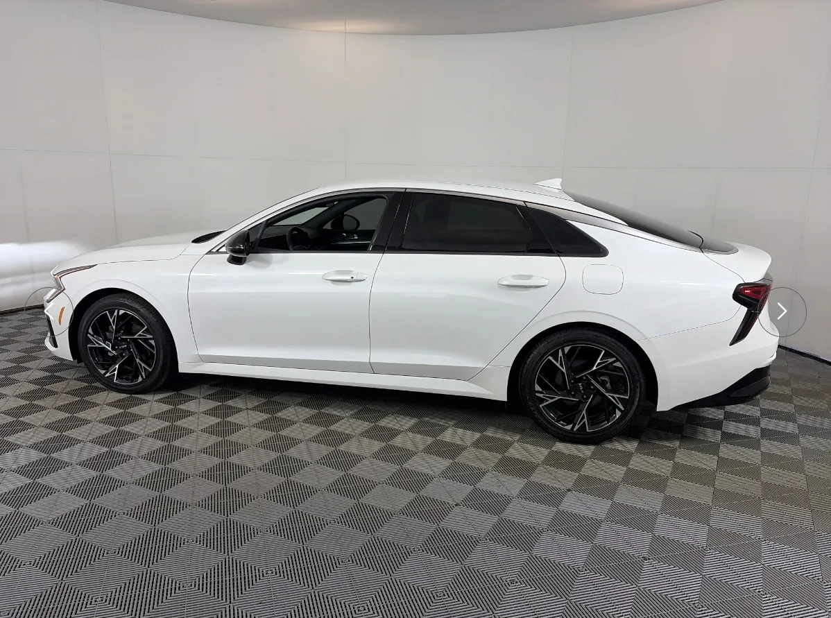 2025 Kia K5 - Photo 2