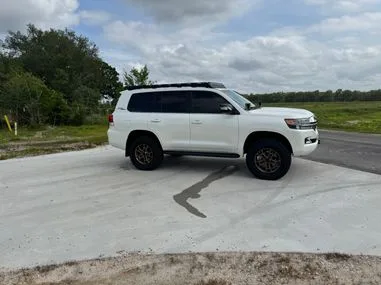 2021 Toyota Land Cruiser - Photo 2