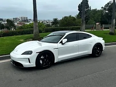 2025 Porsche Taycan - Photo 2