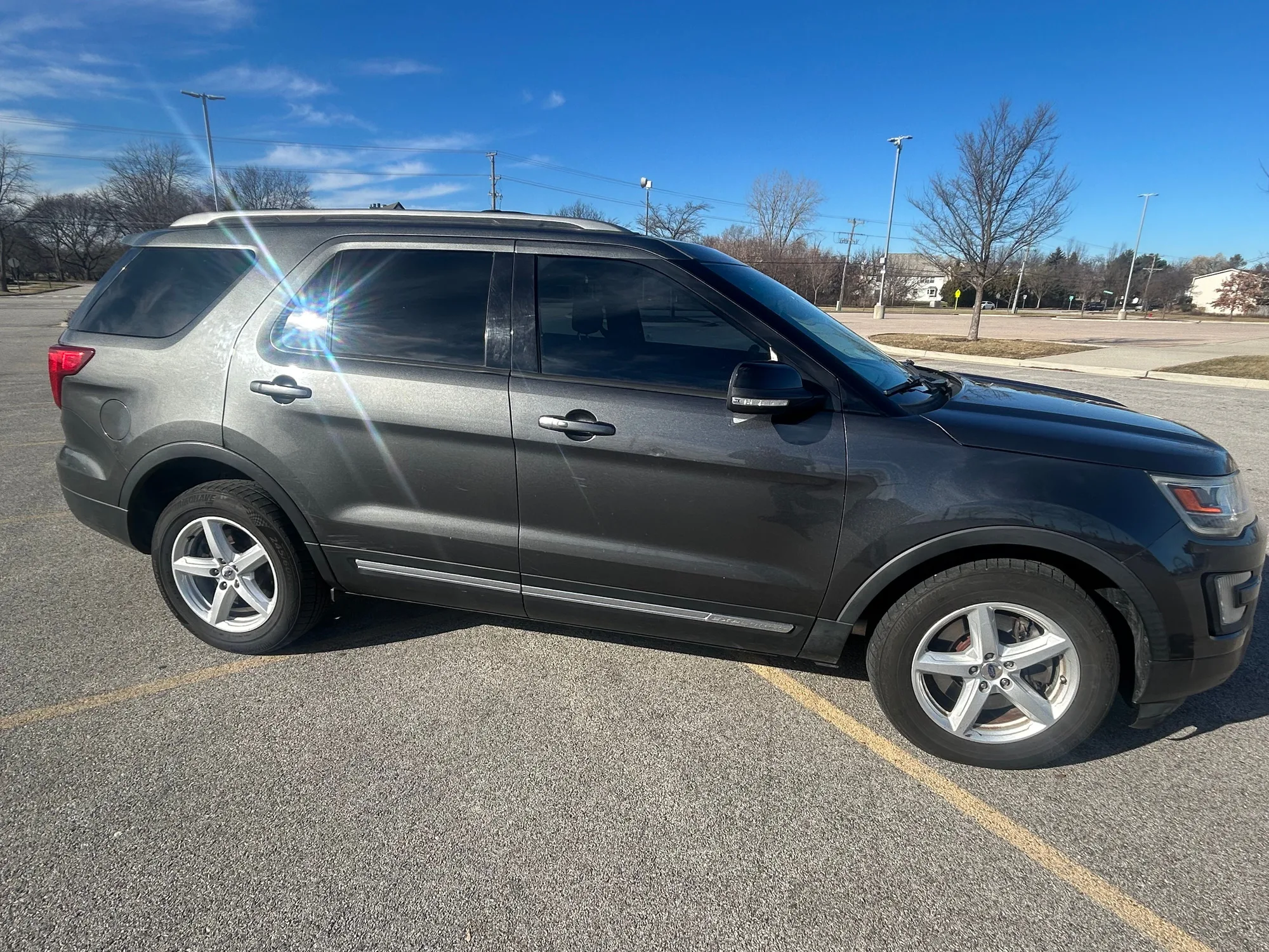 2016 Ford Explorer - Photo 2