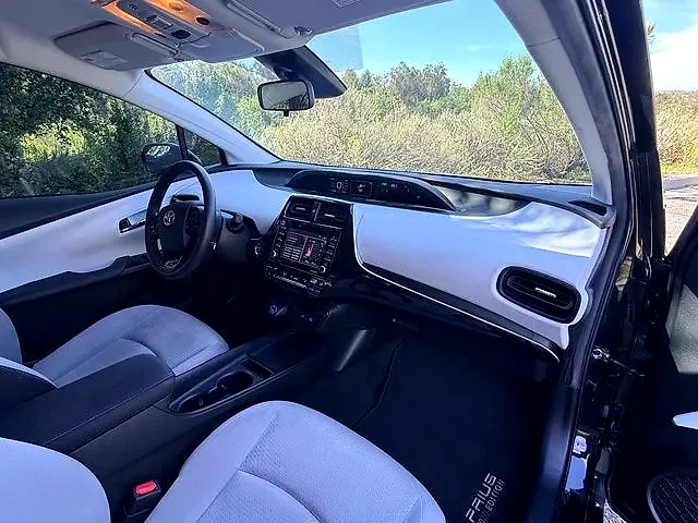 2022 Toyota Prius - Photo 2