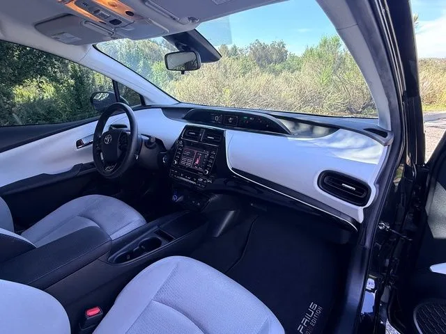 2022 Toyota Prius - Photo 2