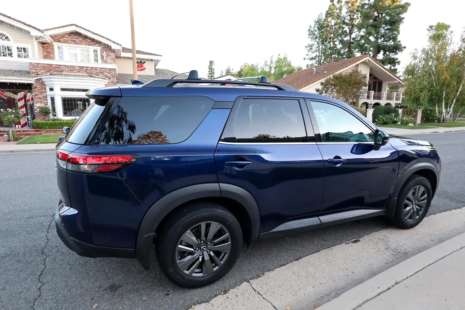 2022 Nissan Pathfinder - Photo 2