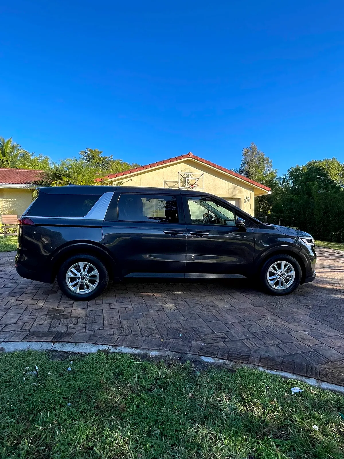 2023 Kia Carnival - Photo 2