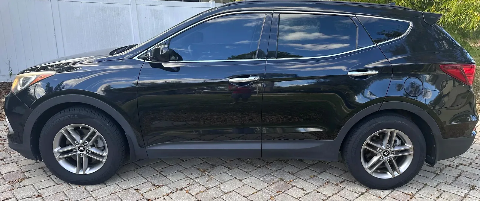 2017 Hyundai Santa Fe - Photo 2