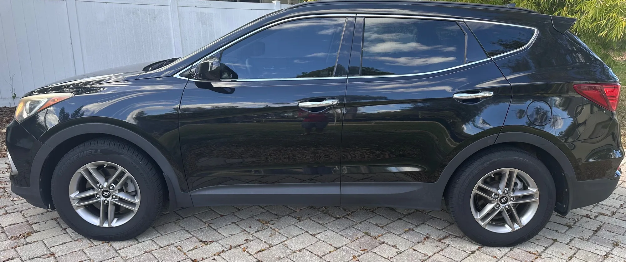 2017 Hyundai Santa Fe - Photo 2